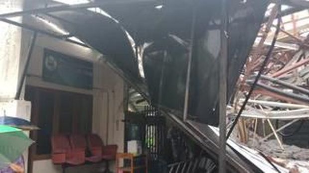 Menara Pemancar di Radio Dalam Jaksel Roboh, Timpa 1 Rumah