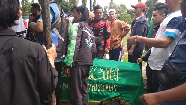 Prosesi pemakaman lima korban kecelakaan mobil vs kereta di Cibitung.