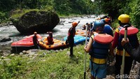 Jangan khawatir, traveler akan dibekali dengan alat pengaman dan didampingi oleh pemandu yang bersertifikat. Sebelumnya, pemandu akan memberikan tutorial dan menjelaskan aba-aba yang nantinya digunakan para peserta. (Robby Bernardi/detikcom)