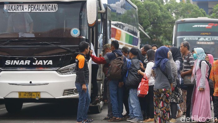 Penumpang mulai memadati Terminal Kampung Rambutan, Jakarta, Minggu (22/12/2019). Berikut foto-foto terkininya.