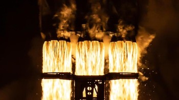 Falcon Heavy meluncur, Juni 2019. SpaceX meluncurkan roket Falcon Heavy untuk ketiga kalinya, kali ini di malam hari, dari Launch Complex 39A di Kennedy Space Center NASA di Cape Canaveral, Florida. Kliennya kali ini adalah Angkatan Udara AS, yang menguji Space Test Program-2 (STP-2) berisi banyak muatan. Lebih penting lagi, peluncuran ini membuat Falcon Heavy cocok untuk misi keamanan nasional AS di masa depan. Foto: via Forbes