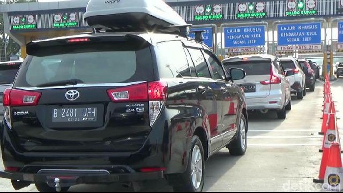 Tol Cikampek Utama terpantau padat.