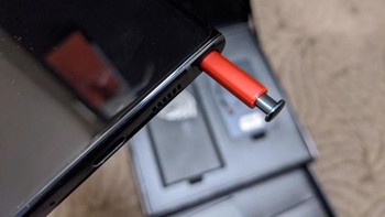 S Pen akan mengeluarkan suara seperti lightsaber saat dimasukkan atau dikeluarkan. Keren! Foto: ZDNet