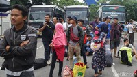 Para penumpang tampak memadati lokasi.