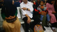 Menhub juga terlihat berbincang dengan sejumlah penumpang.