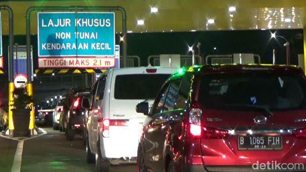 Minggu Malam, Kendaraan di Tol Arah Bandung dan Jakarta Masih Padat