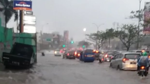 Jalan Margonda Raya banjir.