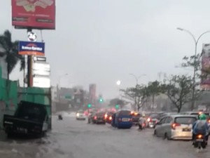 Depok Diguyur Hujan Deras, Jalan Margonda Sempat Digenangi Banjir