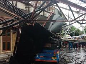 Menara Pemancar di Radio Dalam Jaksel Roboh, Timpa 1 Rumah