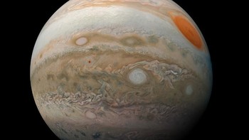 Keindahan Jupiter, Maret 2019. Pesawat antariksa Juno milik NASA berhasil merekam keindahan Jupiter dari dekat. Dibutuhkan tiga gambar yang digunakan untuk menghasilkan tampilan memukau dan diubah menjadi gambar artistik  oleh ilmuwan Kevin M. Gill yang secara konsisten menghasilkan gambar luar biasa dari data mentah yang dikirimkan Juno. Foto: via Forbes