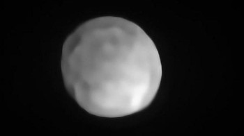 Planet baru di tata surya, Oktober 2019. Teleskop raksasa milik Chili mengungkapkan adanya planet baru. Studi menunjukkan, benda ini kemungkinan adalah planet kerdil terkecil di tata surya. Benda ini sudah memenuhi tiga dari empat persyaratan untuk diklasifikasikan sebagai planet kerdil yaitu: mengorbit di sekitar Matahari, bukan bulan, dan tidak seperti planet. Teleskop raksasa Chili juga menemukan bahwa planet ini memenuhi persyaratan keempat, memiliki massa yang cukup sehingga gravitasinya sendiri menariknya ke dalam lingkaran. Foto: via Forbes