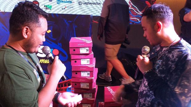 Demi Sneakers Compass, Pengunjung USS Downtown Market Antre Dari Pagi