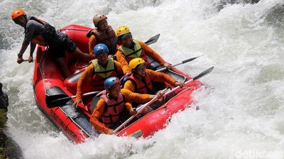 Rafting Seru di Pekalongan, Menaklukkan Sungai Sengkarang