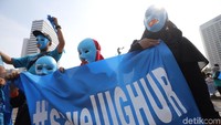 Isu kekerasan pemerintah China terhadap muslim Uighur di Provinsi Xinjiang menyita perhatian sejumlah pihak. Pihak Republik Rakyat China (RRC) sudah menyampaikan bantahan atas pemberitaan soal muslim Uighur. RRC menyatakan konstitusi negara mereka memberi jaminan kebebasan agama dan kesetaraan tiap warga negara.