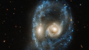 Penampakan hantu luar angkasa, Juni 2019. Teleskop Hubble menangkap gambar terbaru dari ruang terdalam luar angkasa. Kali ini, berupa penampakan benda luar angkasa yang jika diperhatikan mirip wajah seram dengan mata bercahaya. Rupanya, mata tajam pada wajah menyeramkan ini merupakan inti dari dua galaksi berjarak jauh yang bersinar terang. Keduanya berada di tengah tabrakan langsung dan dikelilingi percampuran bintang dari masing-masing galaksi. Foto: via Forbes