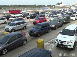 Tiga Hari Jelang Natal, Tol Cikampek Masih Padat
