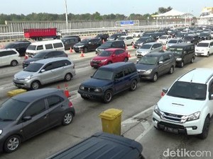 Tiga Hari Jelang Natal, Tol Cikampek Masih Padat