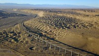 Menghubungkan kota Dunhuang, provinsi Gansu di China barat laut, dan kota Golmud, provinsi Qinghai di Cina barat laut, jalur ini punya tingkat kesulitan yang cukup tinggi dalam konstruksinya. Foto: Dok. Xinhua/Fan Peishen
