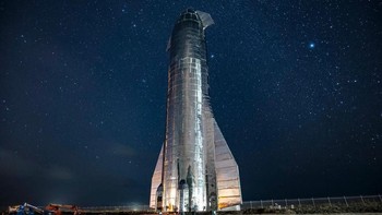 Penampilan perdana SpaceX Starship Mk1, September 2019. Pertama kali diluncurkan di Texas pada September, SpaceX Starship direncanakan akan bisa membawa 100 orang ke Mars suatu hari nanti. Pesawat luar angkasa ini akan diluncurkan menggunakan roket SpaceX Super Heavy, dan dijadwalkan untuk penerbangan uji coba singkat dan mengorbit di 2020. Foto: via Forbes