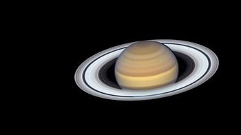 Hubble memotret cincin Saturnus. Teleskop Luar Angkasa Hubble sekali lagi membuktikan bahwa Saturnus adalah planet paling fotogenik di tata surya. Sistem cincinnya yang luar biasa saat itu dekat dengan kemiringan maksimumnya ke Bumi. Foto: via Forbes