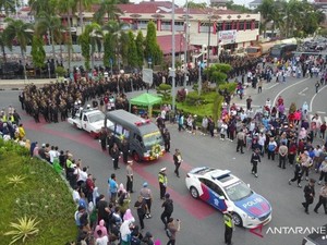 Kapolda Riau Pimpin Upacara Pemakaman Bripka Hendra yang Gugur di Papua