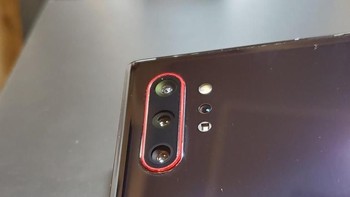 Sekeliling kamera punya line berwarna merah. Foto: ZDNet