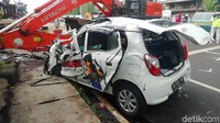 Begini penampakan salah satu mobil yang terlihat kecelakaan di Jalan Raya Surabaya-Malang.