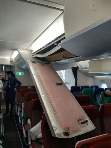 Kompartemen Kabin Pesawat Jebol, Timpa Penumpang di Bawahnya