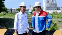 Kini keduanya kembali berdutblusukan ke lokasi proyek. Di sini, Jokowi meminta Ahok, Nicke, dan Erick Thohir untuk merampungkan pembangunan kilang TPPI di Tuban agar bisa menekan impor BBM. Foto: Dok. Instagram Basuki Tjahaja Purnama
