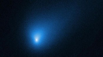Komet antarbintang pertama, Oktober 2019. Ingat Oumuamua? Batu berbentuk cerutu yang memasuki tata surya kita pada 2017 yang menjadi objek antarbintang pertama yang pernah dideteksi para astronom? Kali ini terjadi lagi di 2019 dengan terdeteksinya Comet 2l/Borisov, yang juga diketahui menjadi tempat air. Foto: via Forbes