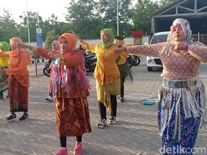 Emak-emak di Ngawi Senam Berkebaya Sambut Hari Ibu
