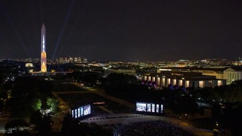Apollo 11 di Washington Monument, Juli 2019. Peringatan 50 tahun misi Apollo 11 yang membawa astronot NASA Neil Armstrong, Michael Collins, dan Buzz Aldrin dirayakan dalam pertunjukan laser digital mapping selama 17 menit. Karya bertajuk Apollo 50: Go for the Moon oleh National Air and Space Museum Smithsonian ini menembakkan gambar Apollo 11 ke Washington Monument untuk mengenang kembali peluncuran Apollo 11 dan kesuksesan kisah pendaratan di Bulan pertama. Foto: via Forbes