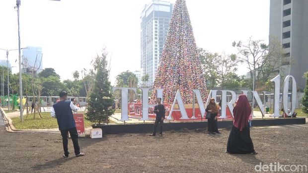 Pohon Natal Thamrin 10 Jadi Sasaran Foto Warga Saat CFD: Bagus Banget!