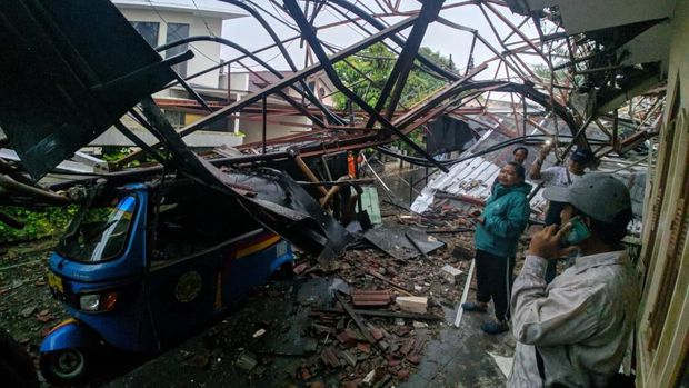 Menara tersebut juga menimpa bajaj.