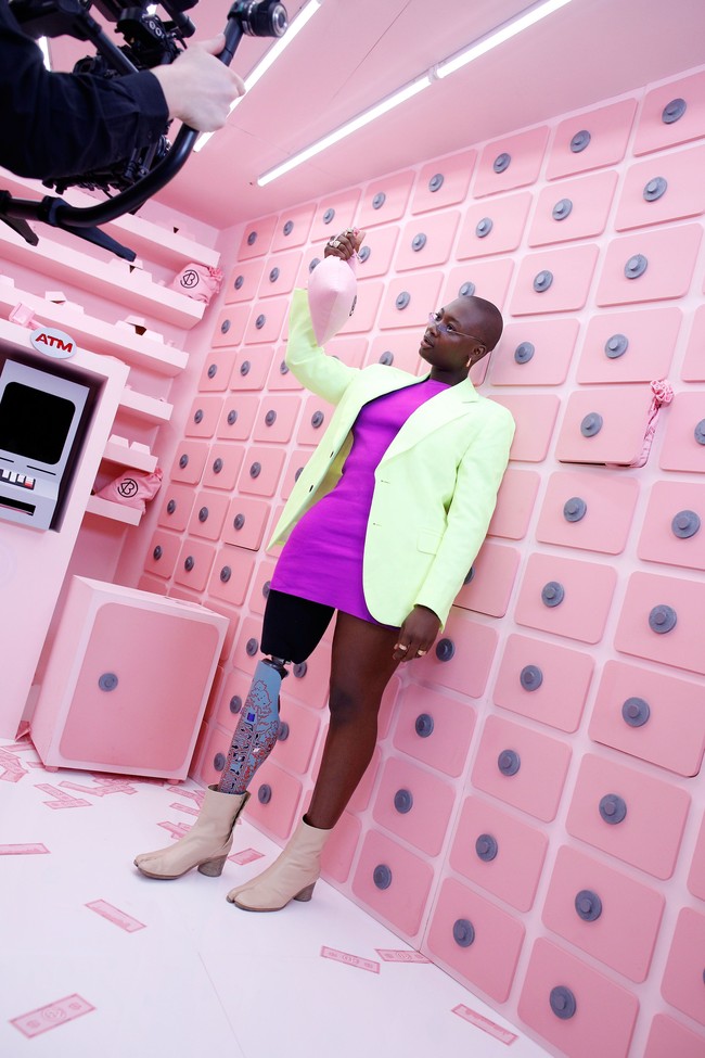 Sukses menjadi blogger dan influencer, di 2017 Mama Cax ditawari menjadi model. Kampanye iklan pertamanya untuk kosmetik Wet n Wild.  Foto: dok. Getty Images