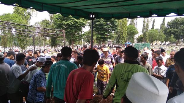 Prosesi pemakaman lima korban kecelakaan mobil vs kereta di Cibitung, Bekasi.