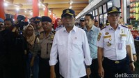 Ini momen Menhub Budi Karya Sumadi saat mengecek arus libu Natal-tahun baru di Terminal Kampung Rambutan, Jakarta, Minggu (22/12/2019).