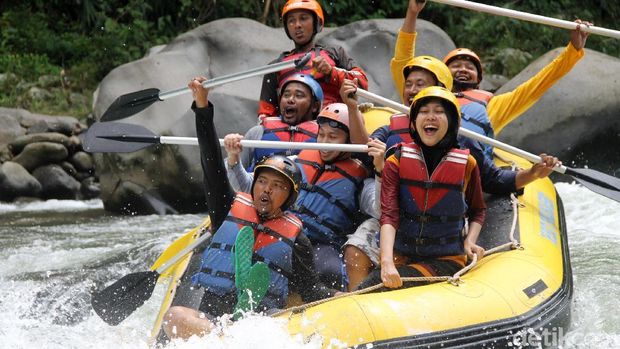Wisata rafting Sungai Sengkarang Lolong