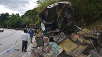 Truk tampak terguling hingga sisi jalan.