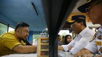 Bahkan Budi juga mengecek ruang kesehatan di terminal.