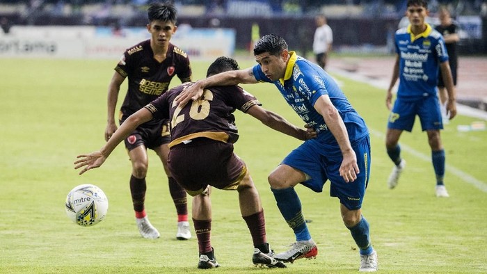 Pesepak bola Persib Bandung Indra Mustafa (kedua kanan) berusaha merebut bola dari pemain PSM Makasar Raphael G Eduardo (kanan) saat pertandingan Sepak Bola Liga 1 2019 di Stadion Si Jalak Harupat, Kabupaten Bandung, Jawa Barat, Minggu (22/12/2019). Pertandingan tersebut dimenangkan Persib Bandung dengan skor 5-2. ANTARA FOTO/M Agung Rajasa