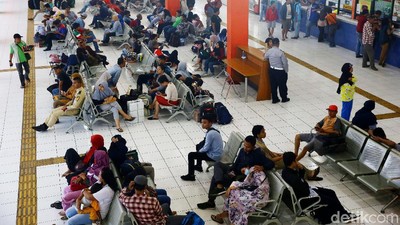 Suasana H-3 Natal di Terminal Kampung Rambutan