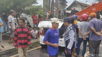 Korban tewas diantara, 5 dari penumpang Ayla, seorang kernet truk trailer dan seorang pengendara motor.