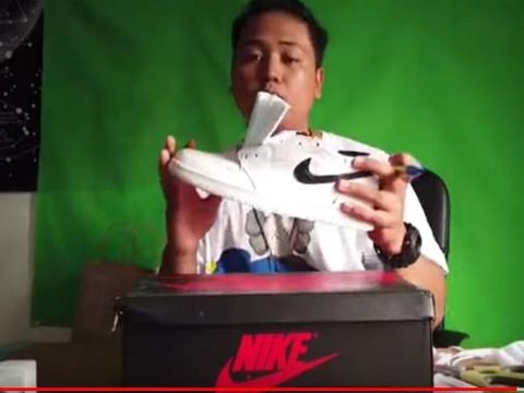 Demi Konten, Youtuber Kakak Beradik Ini Saling Merusak Sneakers Mahal
