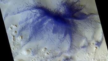 Debu iblis, Februari 2019. Ini adalah penampilan Mars yang belum pernah terlihat sebelumnya. Yang tertangkap kamera adalah apa yang disebut debu iblis, memperlihatkan material baru. Tidak diketahui mengapa garis-garis tersebut hanya terkonsentrasi pada punggung bukit. Foto: via Forbes