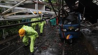 Sebanyak 12 personel Damkar Jaksel dikerahkan ke lokasi.