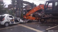 Berdasarkan informasi yang dihimpun di lokasi kecelakaan bermula saat truk trailer melaju dari arah Malang ke Surabaya. Tepat di lokasi, di Perempatan Desa Sentul, truk menabrak motor Yamaha dan dan menabrak Suzuki Karimun.