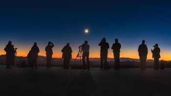 Gerhana Matahari total, Juli 2019. Pada 2 Juli 2019, langit sangat bersih sehingga gerhana Matahari total terlihat di indah. Pemenang Astronomy Picture of the Day NASA saat itu adalah Yuri Beletsky yang memotret pengamatan gerhana dari Carnegie Las Campanas Observatory, Chili. Foto: via Forbes