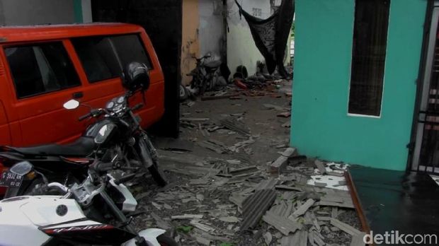 Atap Rumah dan Dinding Jebol Disapu Angin Kencang di Pemalang