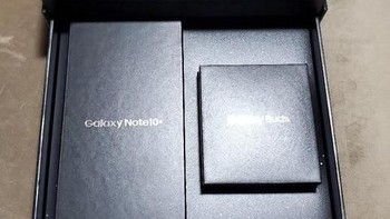 Di bagia bawahnya adalah smartphone Galaxy Note 10 Plus dan Galaxy Bud di dalam kotak. Foto: ZDNet